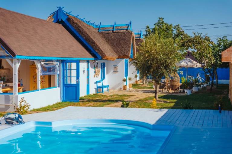 Pensiunea Casa Ilinca, cu piscina și casele cu acoperiș de stuf