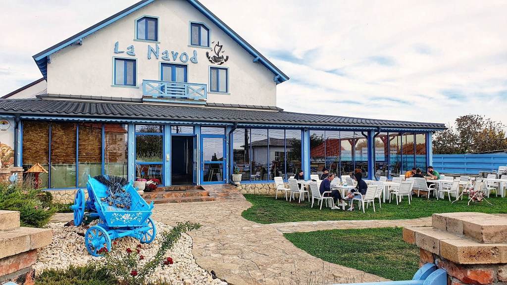 Taverna La Năvod in Jurilovca, mit der Terrasse vor dem Gebäude